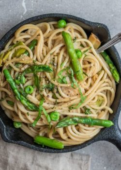 creamy spaghetti with leeks, peas, and asparagus