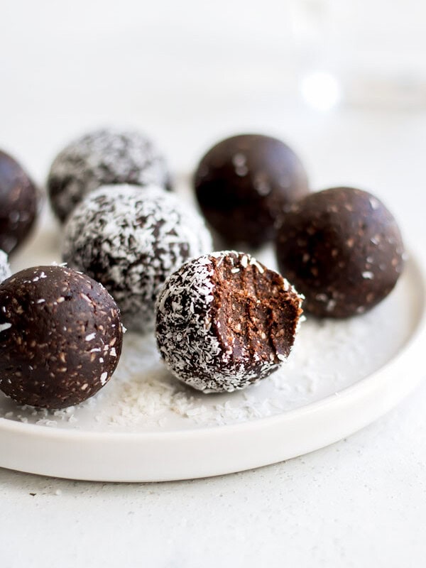 chocolate macaroon energy balls