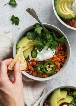slow cooker quinoa chili