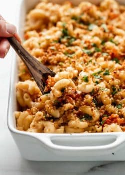 vegan buffalo cauliflower mac and cheese