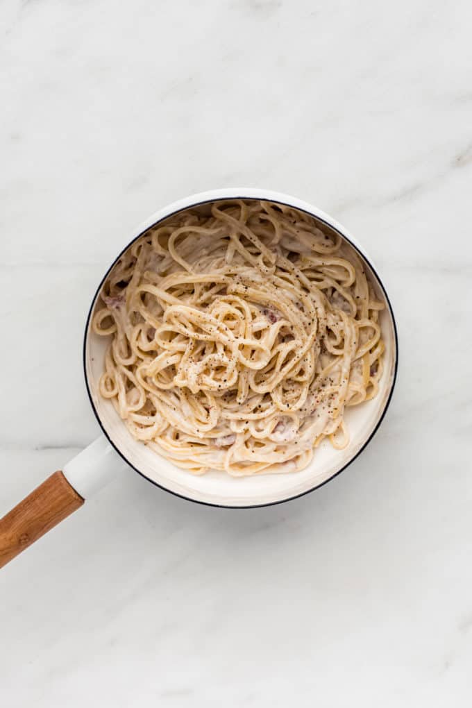 Vegan carbonara in a white pot
