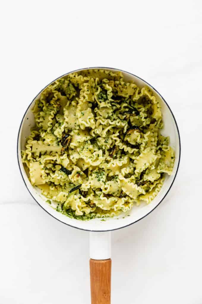 Pesto pasta with zucchini in a white pot