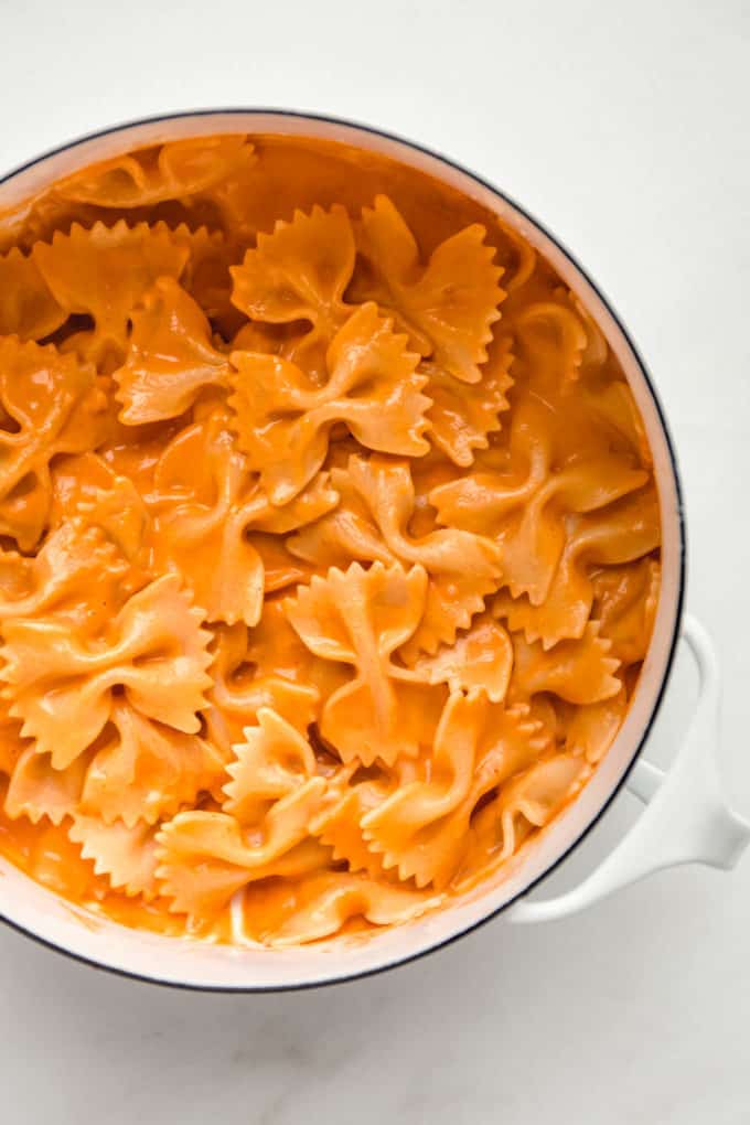 A white pot with vegan vodka pasta in it