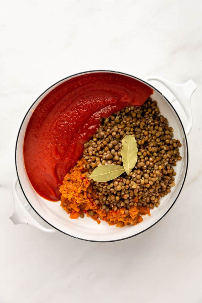 Crushed tomatoes, lentils and vegetables in a white pot