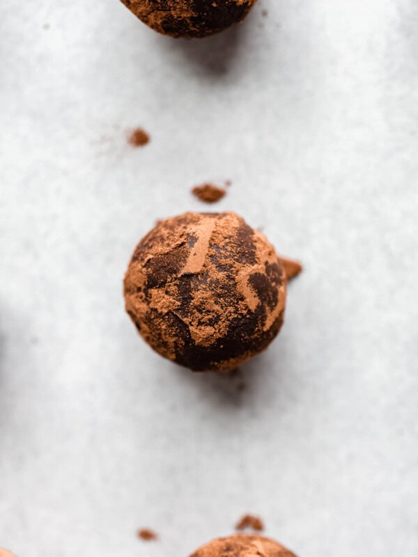 gingerbread truffles with cocoa powder