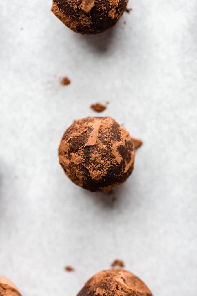 gingerbread truffles with cocoa powder
