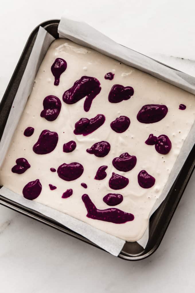 vegan blueberry cheesecake with dollops of blueberry compote on top