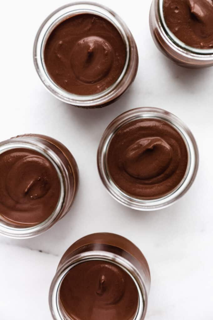 4 cups filled with vegan chocolate pudding