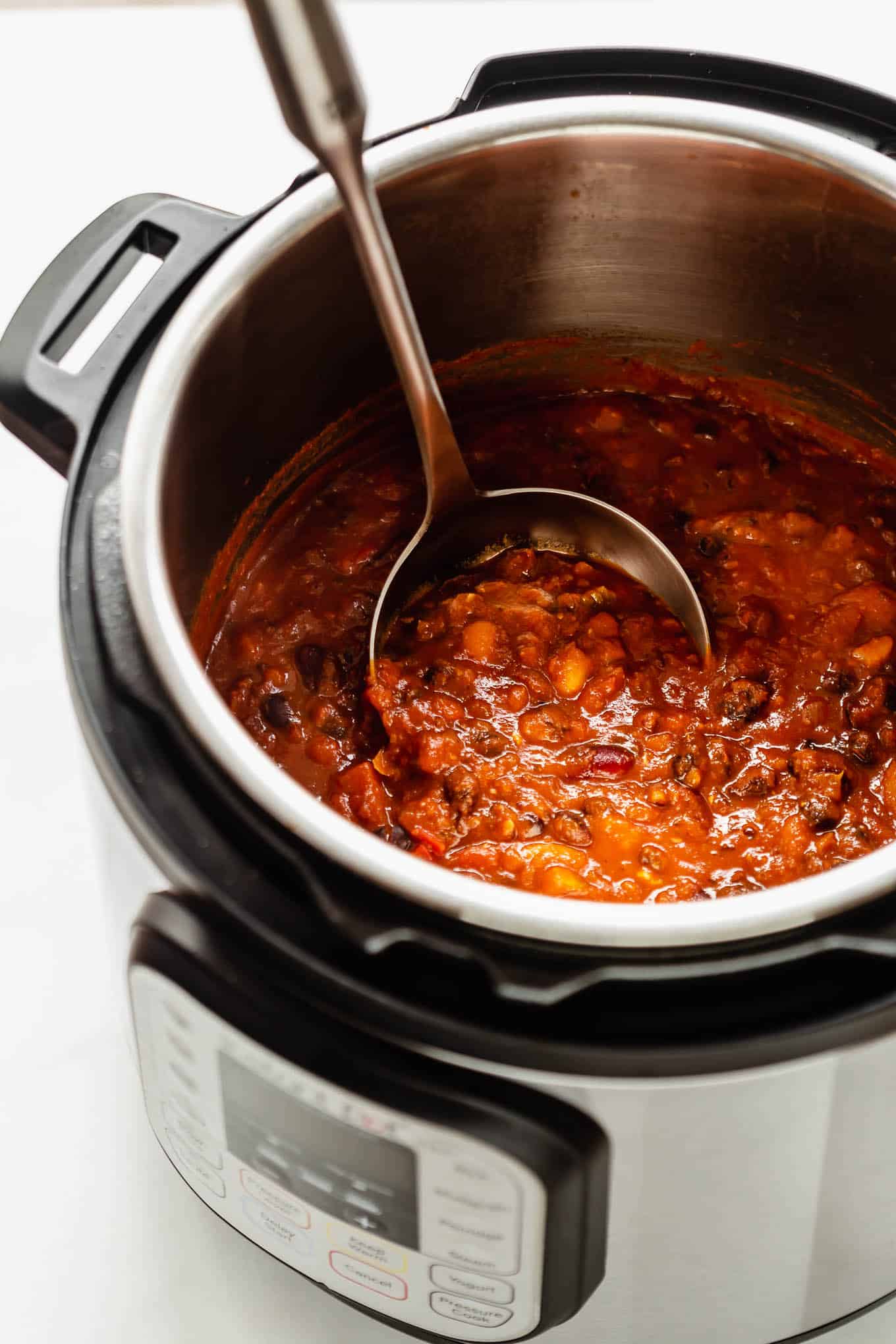 vegan chili in a slow cooker.